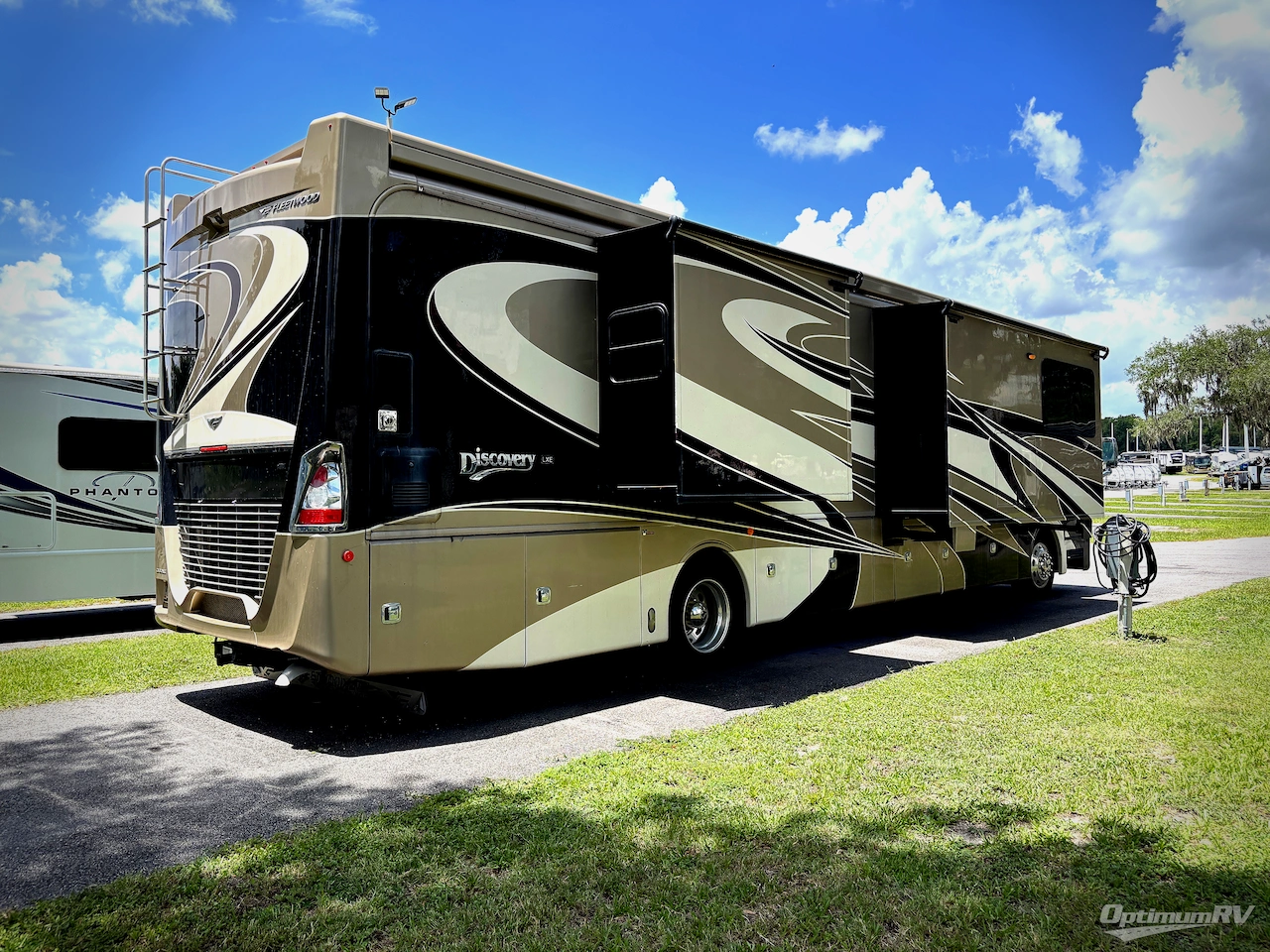 2018 Fleetwood Discovery LXE 40D Photo 2