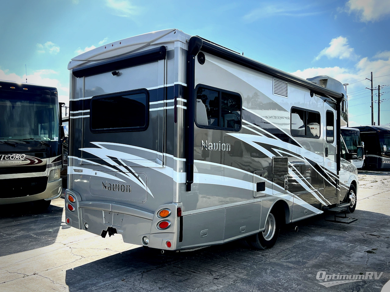 2017 Winnebago Navion 24G Photo 2