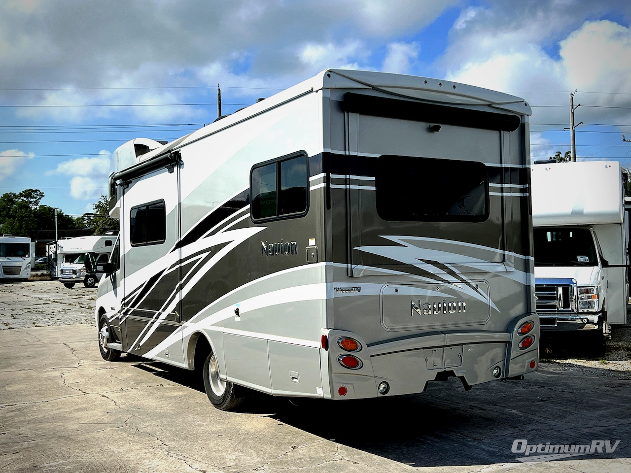 2017 Winnebago Navion 24G Photo 3