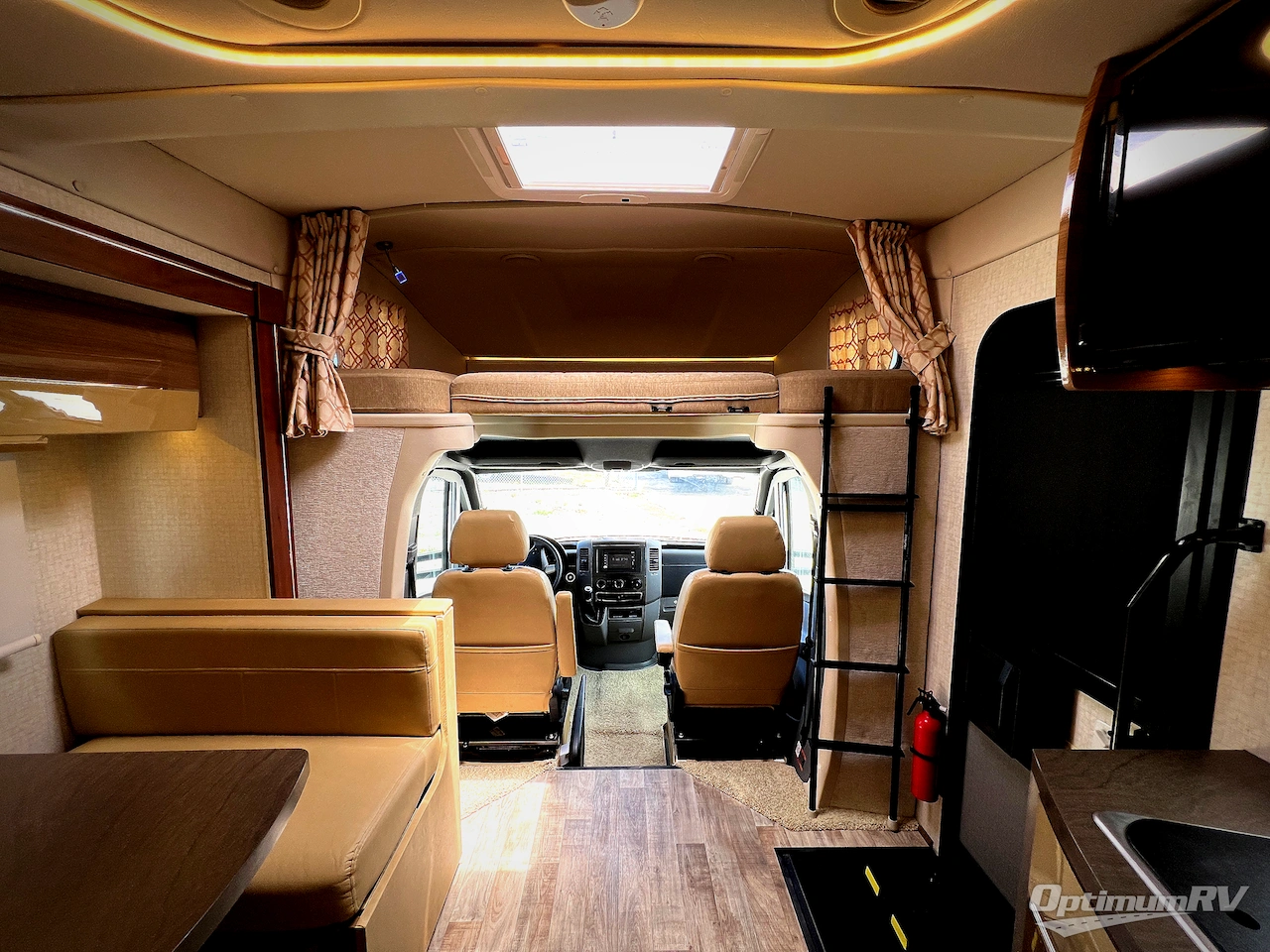 2017 Winnebago Navion 24G Photo 4