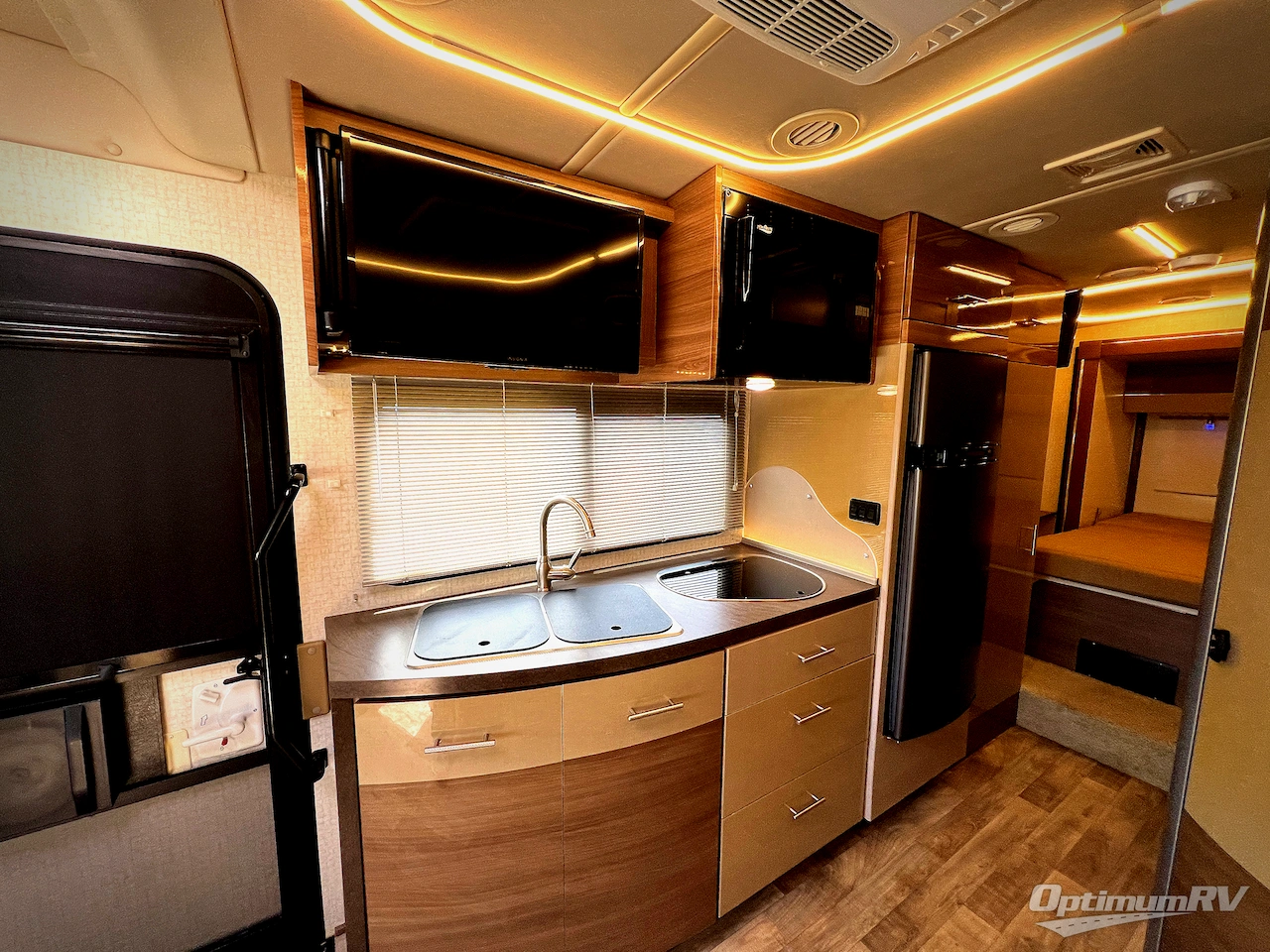 2017 Winnebago Navion 24G Photo 11