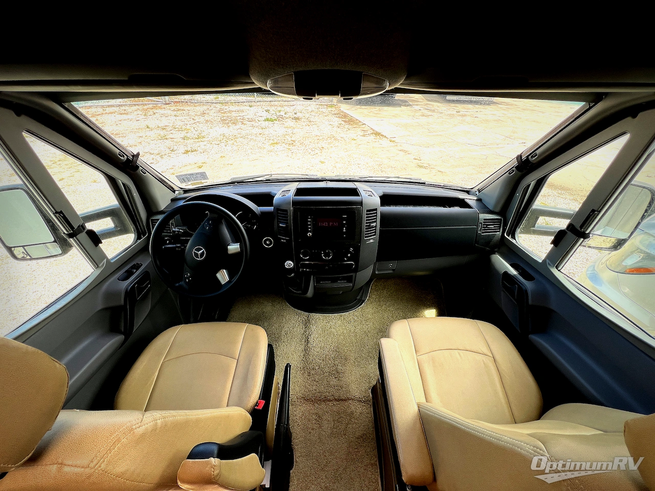 2017 Winnebago Navion 24G Photo 8