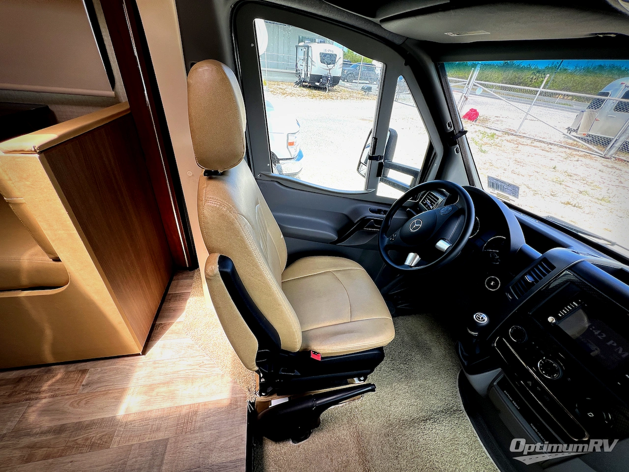 2017 Winnebago Navion 24G Photo 9