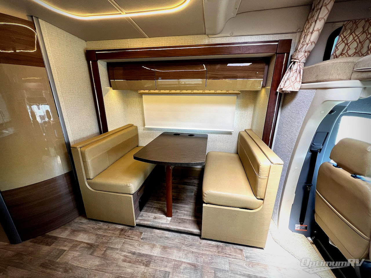 2017 Winnebago Navion 24G Photo 17