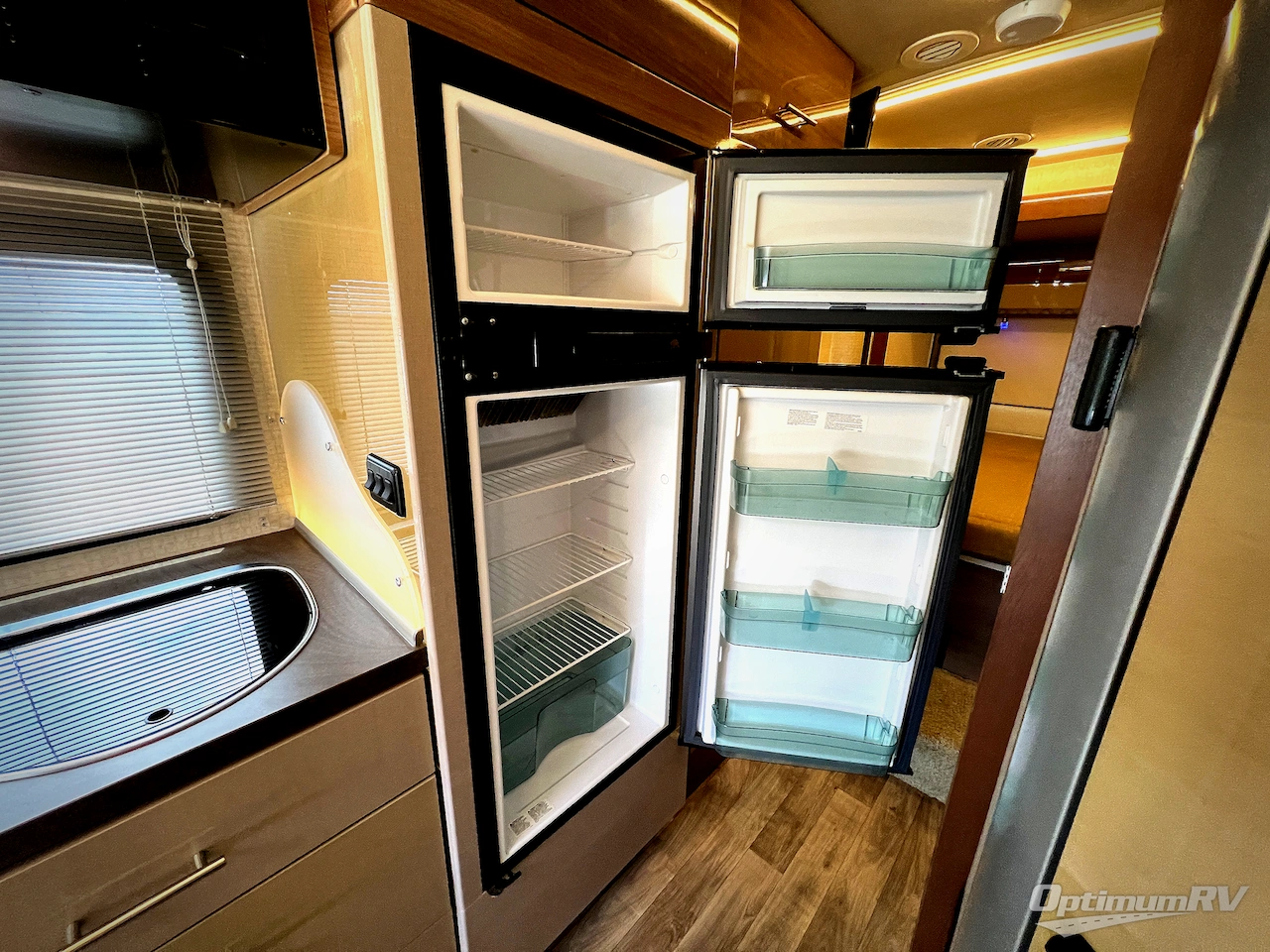 2017 Winnebago Navion 24G Photo 16