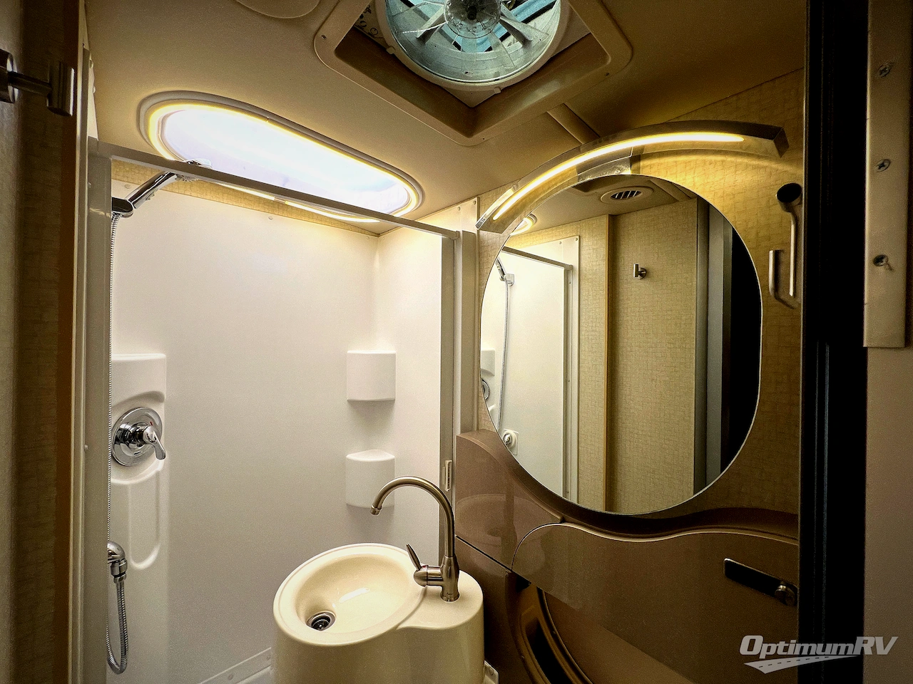 2017 Winnebago Navion 24G Photo 19
