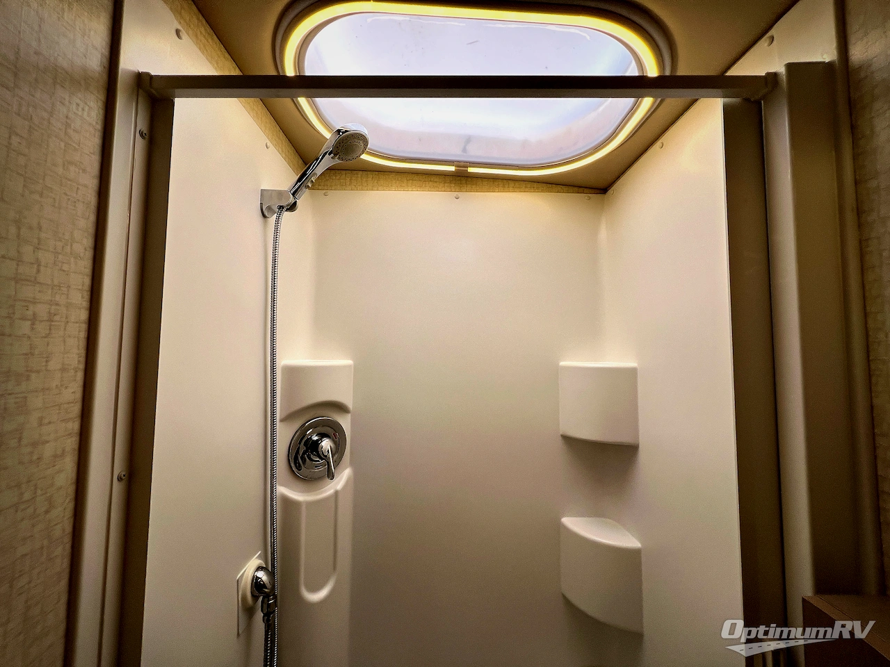 2017 Winnebago Navion 24G Photo 20