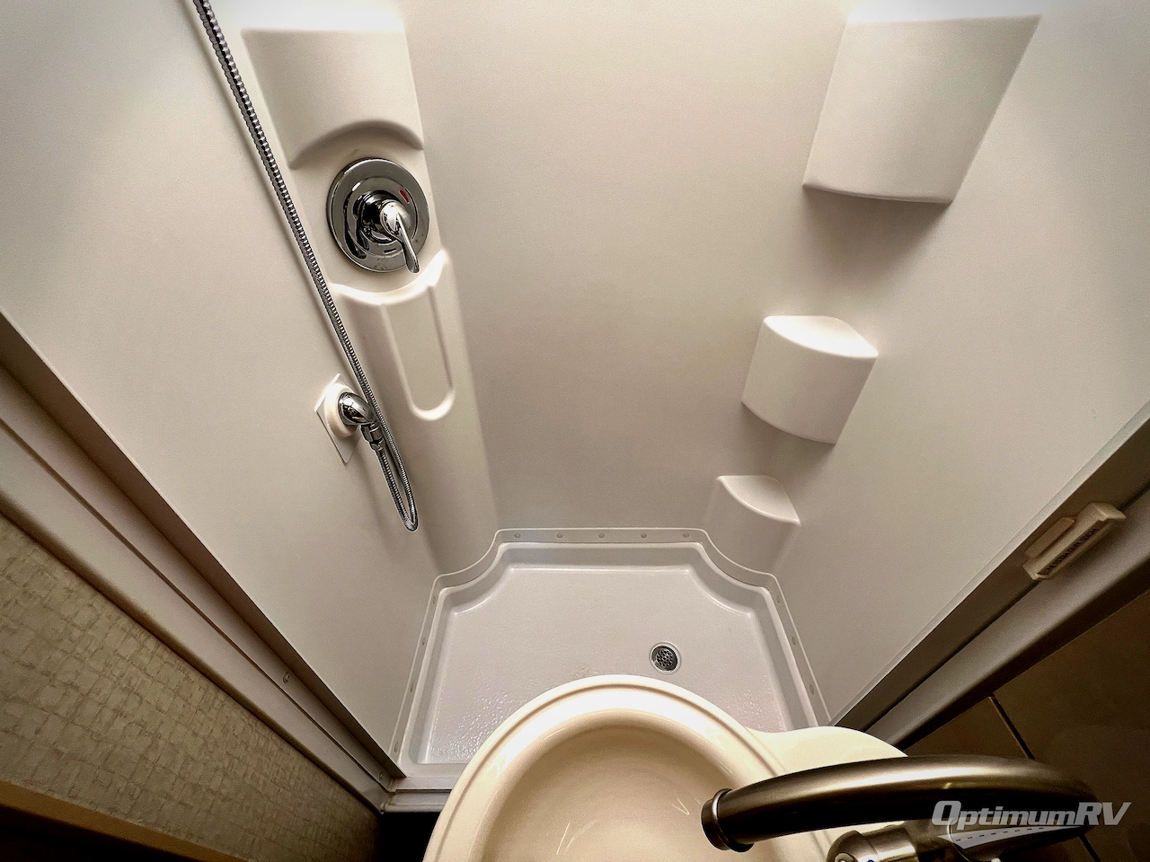 2017 Winnebago Navion 24G Photo 21