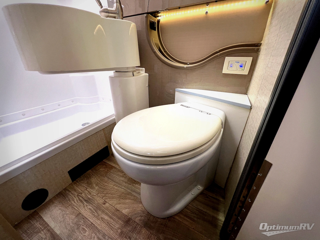 2017 Winnebago Navion 24G Photo 22