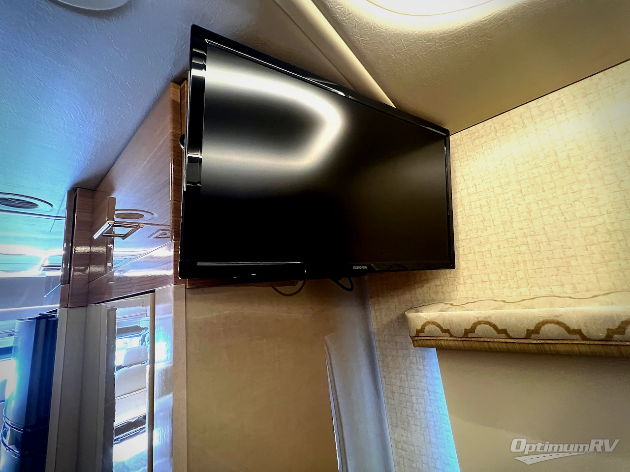 2017 Winnebago Navion 24G Photo 26