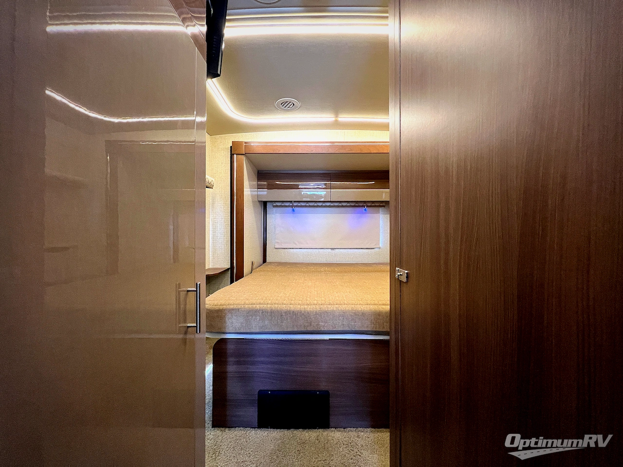 2017 Winnebago Navion 24G Photo 23