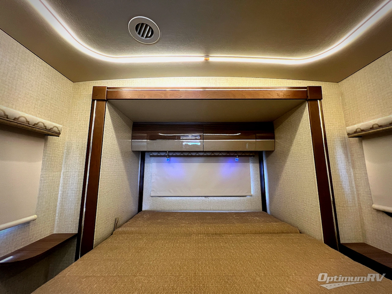 2017 Winnebago Navion 24G Photo 25