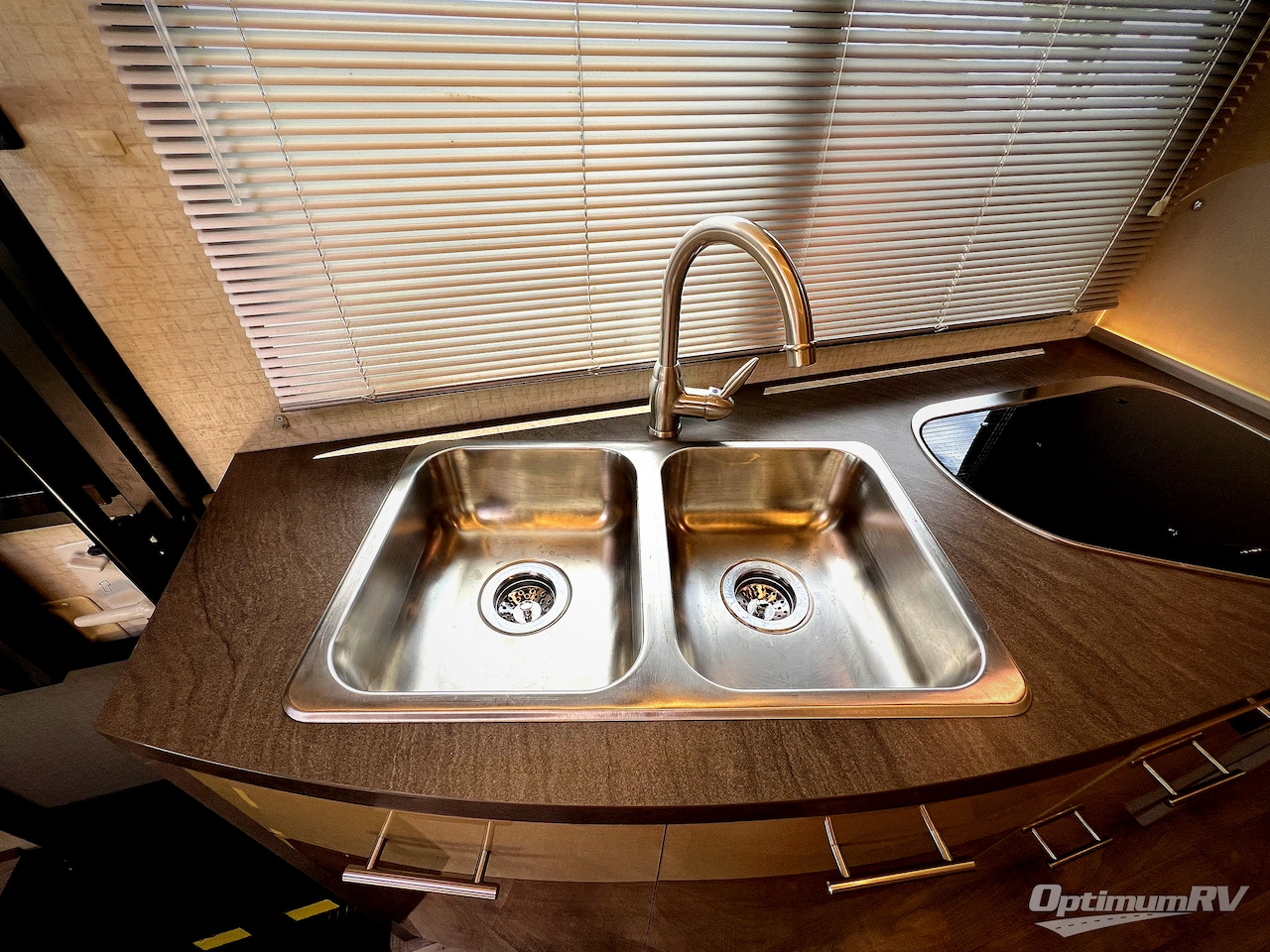 2017 Winnebago Navion 24G Photo 15