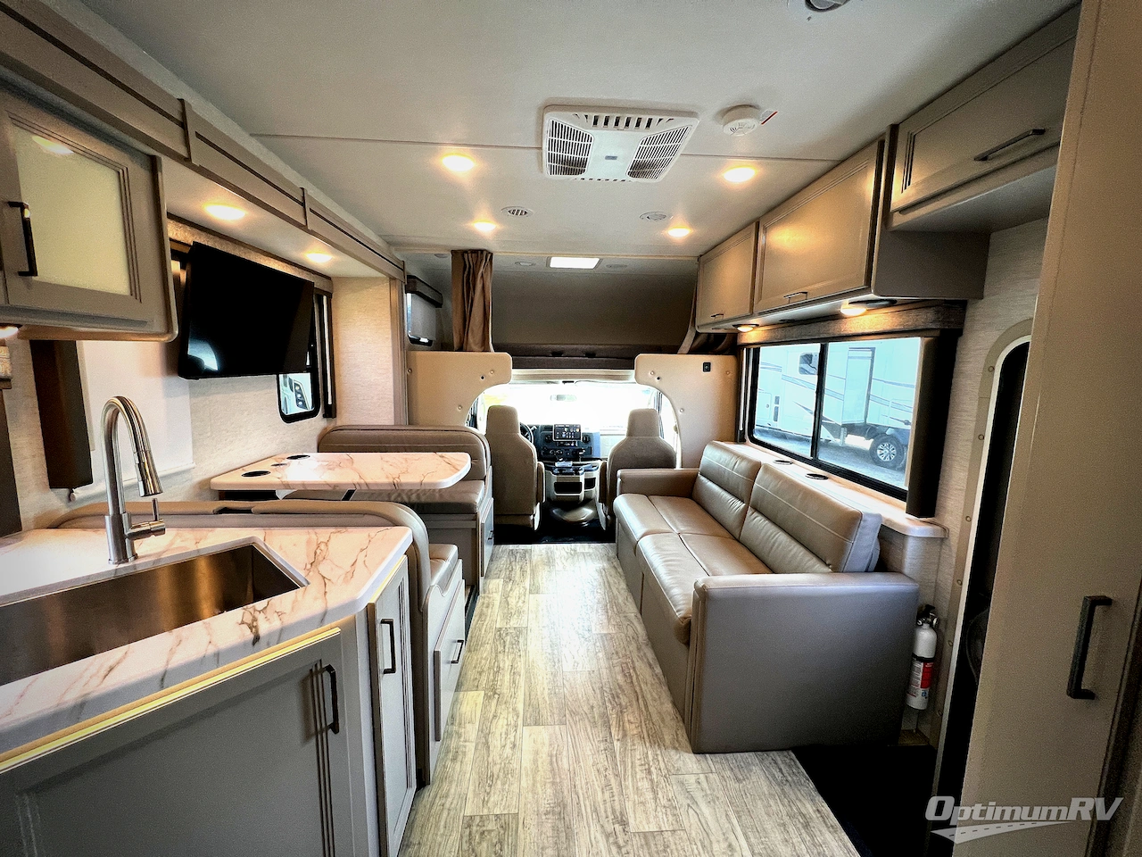 2025 Thor Chateau 31EV Photo 5