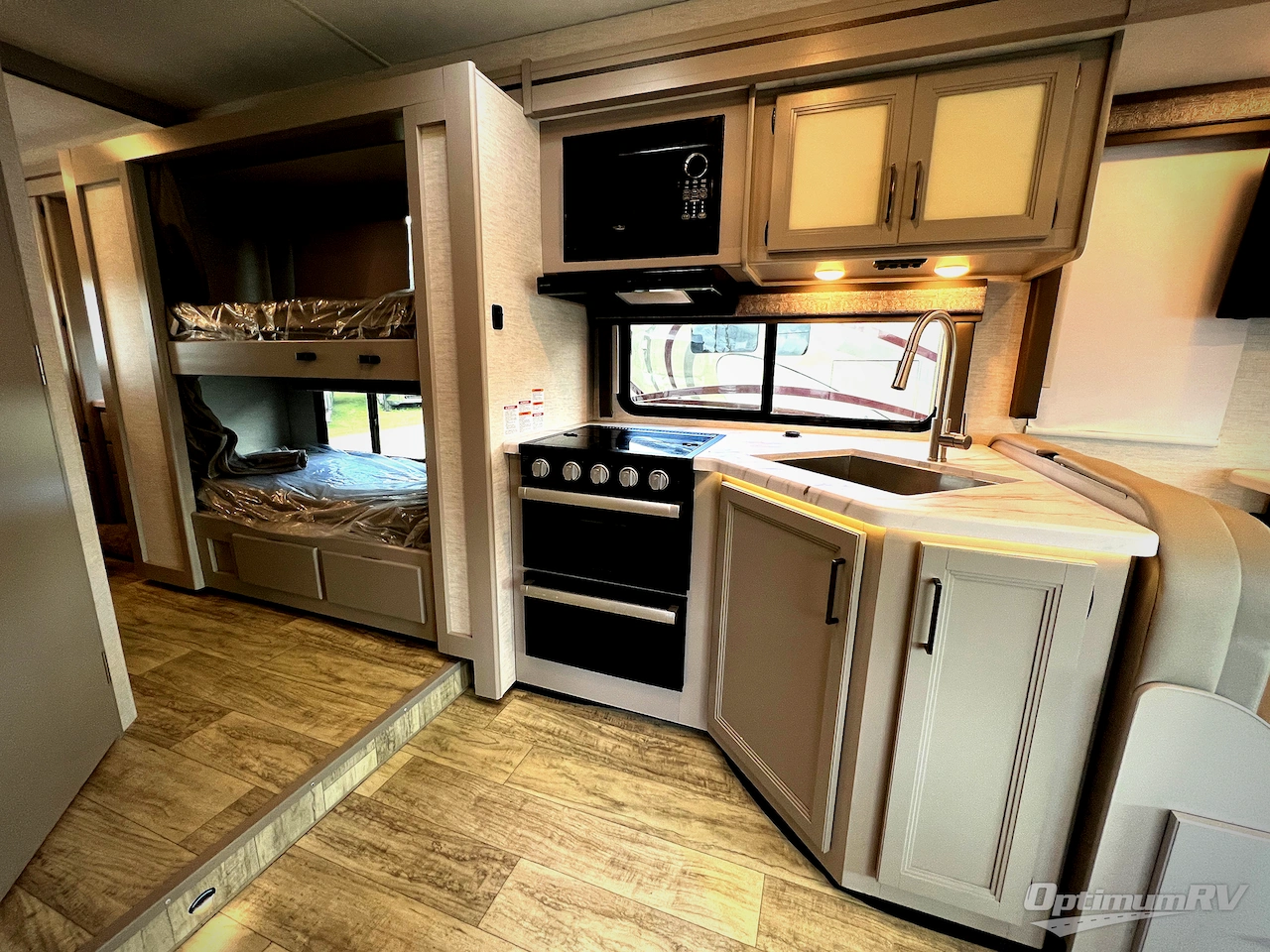 2025 Thor Chateau 31EV Photo 10