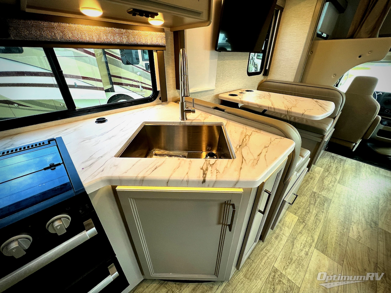 2025 Thor Chateau 31EV Photo 11