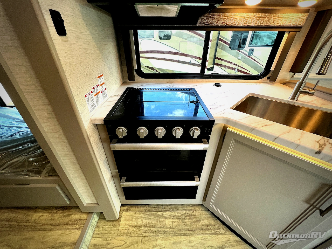 2025 Thor Chateau 31EV Photo 12