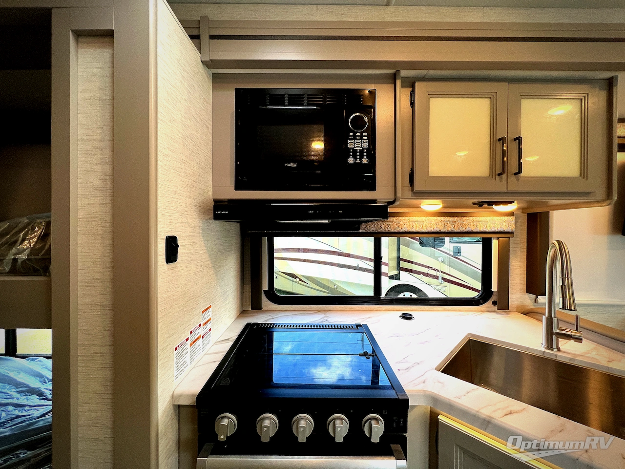 2025 Thor Chateau 31EV Photo 13