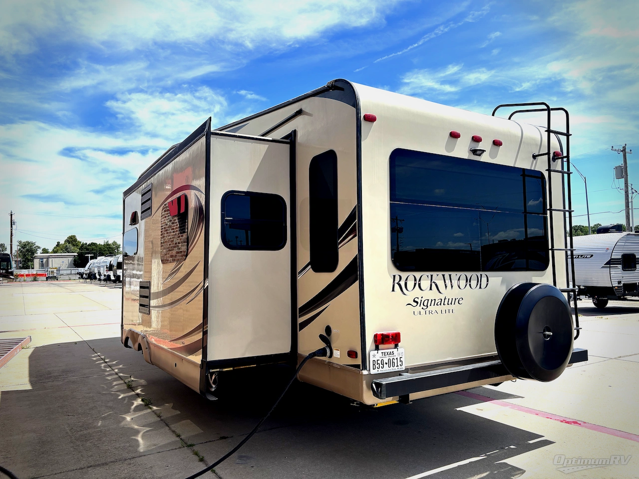 2015 Forest River Rockwood Signature Ultra Lite 8289WS Photo 2