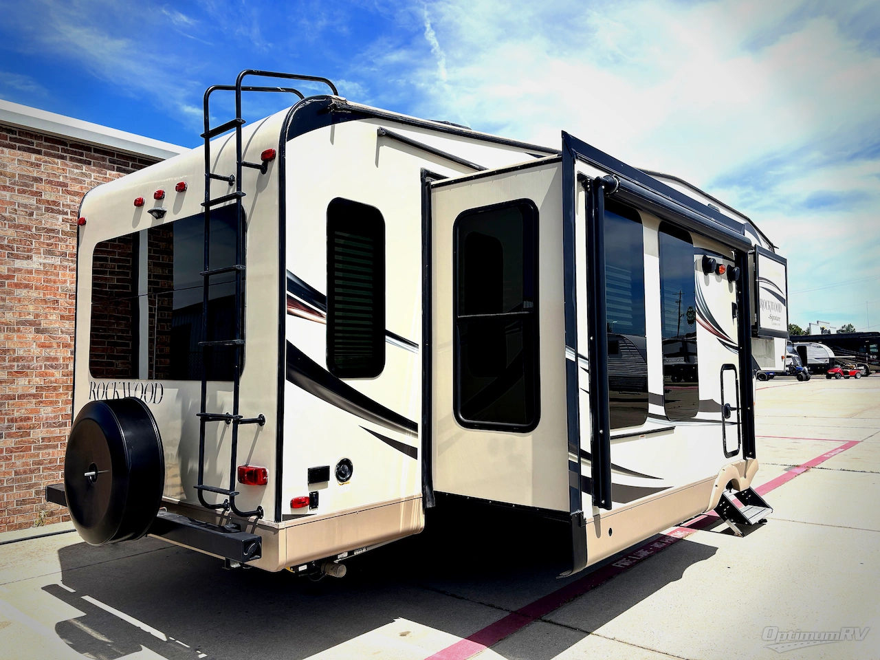 2015 Forest River Rockwood Signature Ultra Lite 8289WS Photo 3