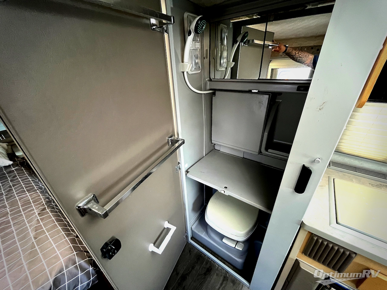 2001 Winnebago Rialta 22FD Photo 13