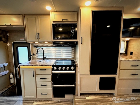 2023 Thor Four Winds 25M RV Photo 2