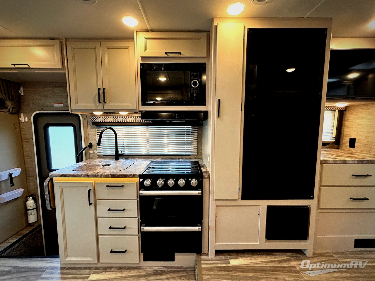 2023 Thor Four Winds 25M Photo 6