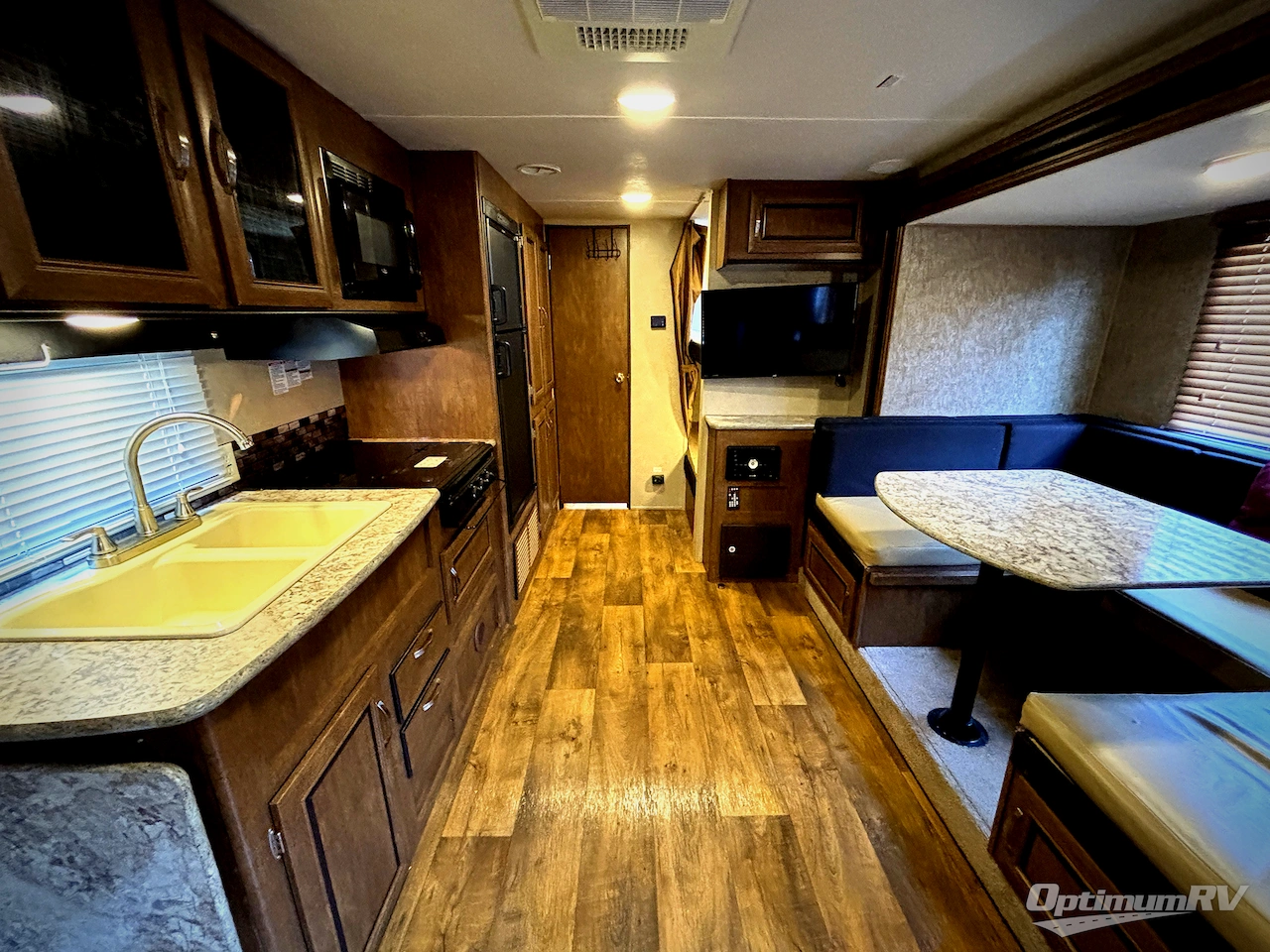 2017 Forest River Wildwood X-Lite 230BHXL Photo 4