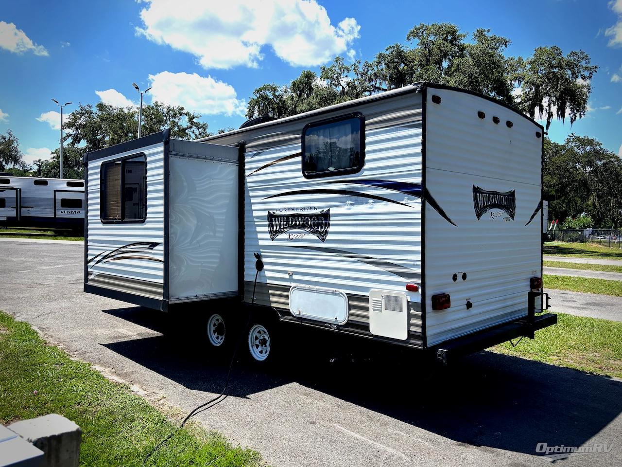 2017 Forest River Wildwood X-Lite 230BHXL Photo 3