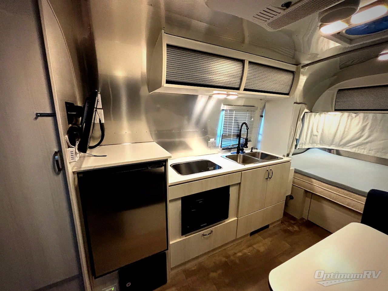 2021 Airstream Bambi 22FB Photo 6