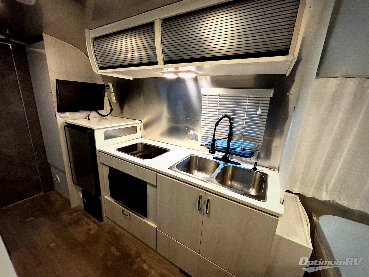 2021 Airstream Bambi 22FB Photo 9