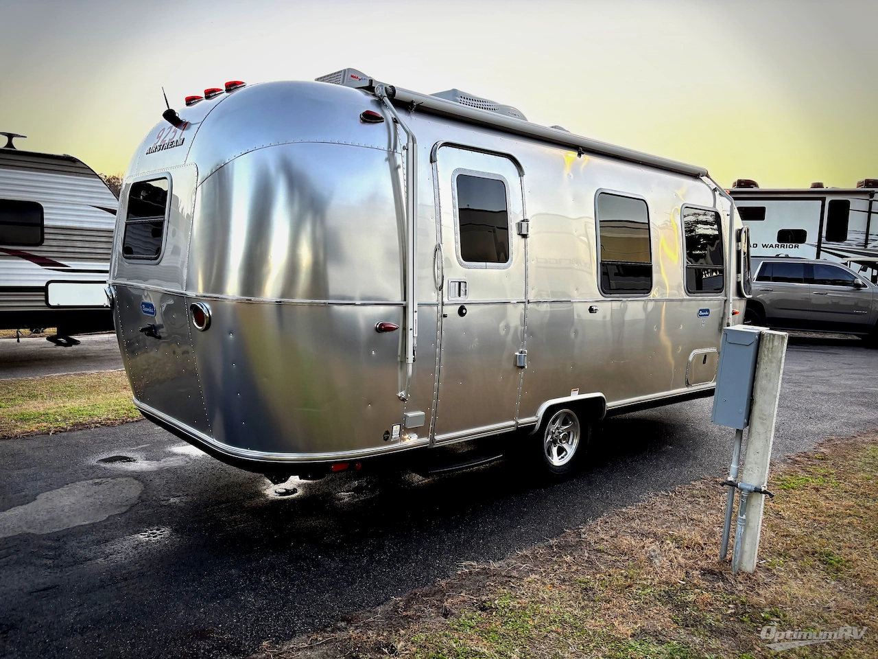2021 Airstream Bambi 22FB Photo 2