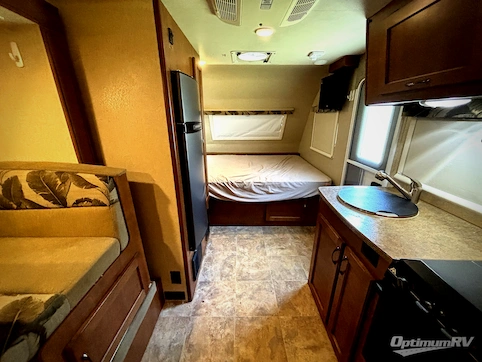 2016 Lance Lance Travel Trailers 1575 RV Photo 2