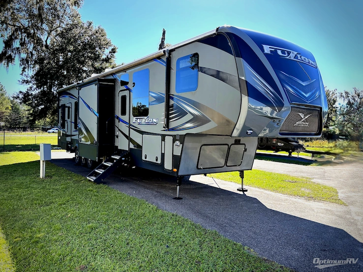 2017 Keystone Fuzion 423 RV Photo 1