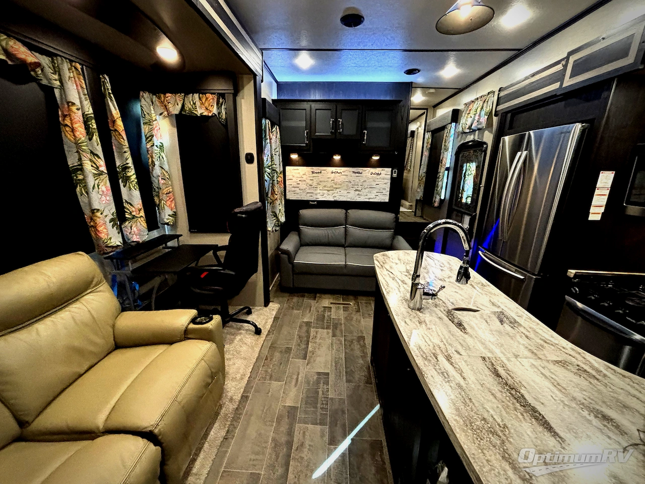 2017 Keystone Fuzion 423 Photo 5