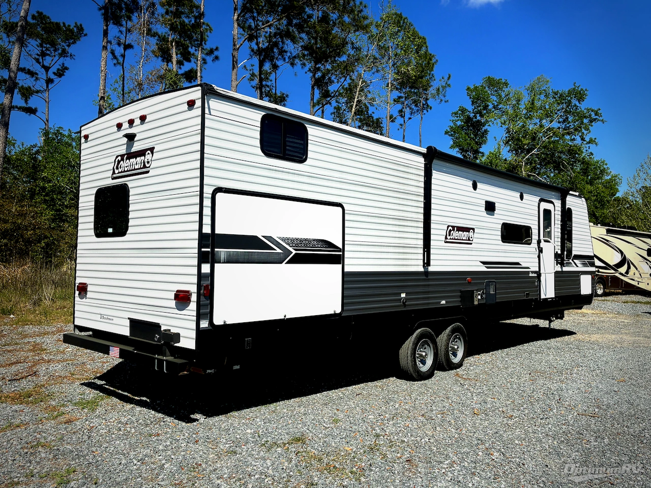 2022 Dutchmen Coleman Lantern Series 334BH Photo 3