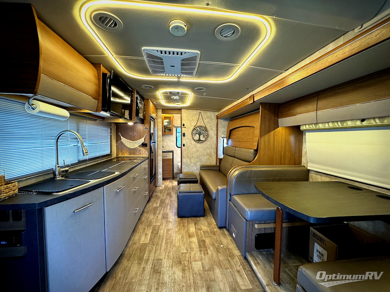 2018 Winnebago Navion 24D Photo 6