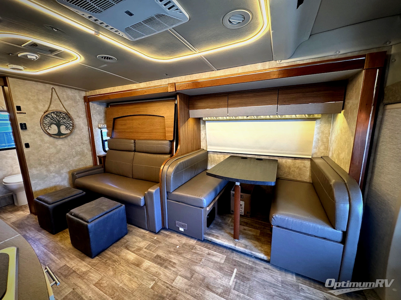 2018 Winnebago Navion 24D Photo 9
