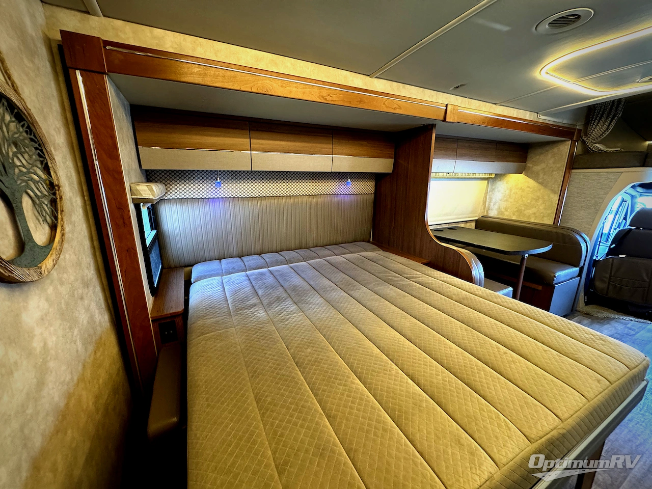 2018 Winnebago Navion 24D Photo 12