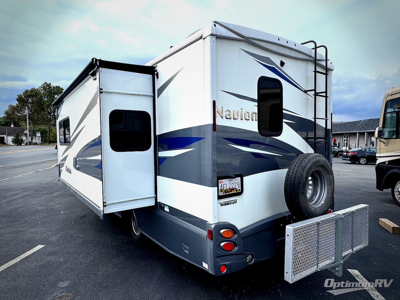 2018 Winnebago Navion 24D Photo 3