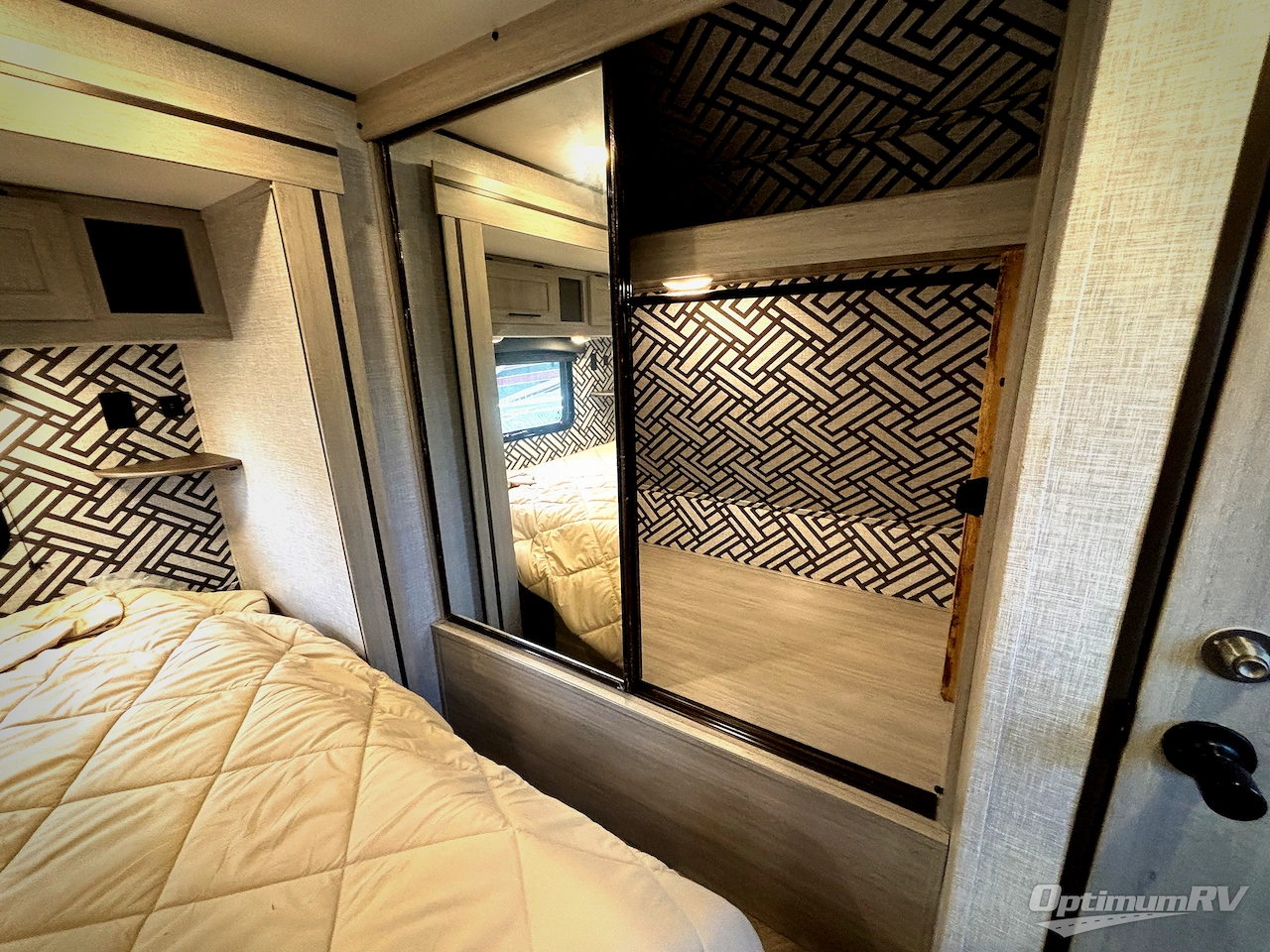 2024 CrossRoads Zinger ZR390DB Photo 15