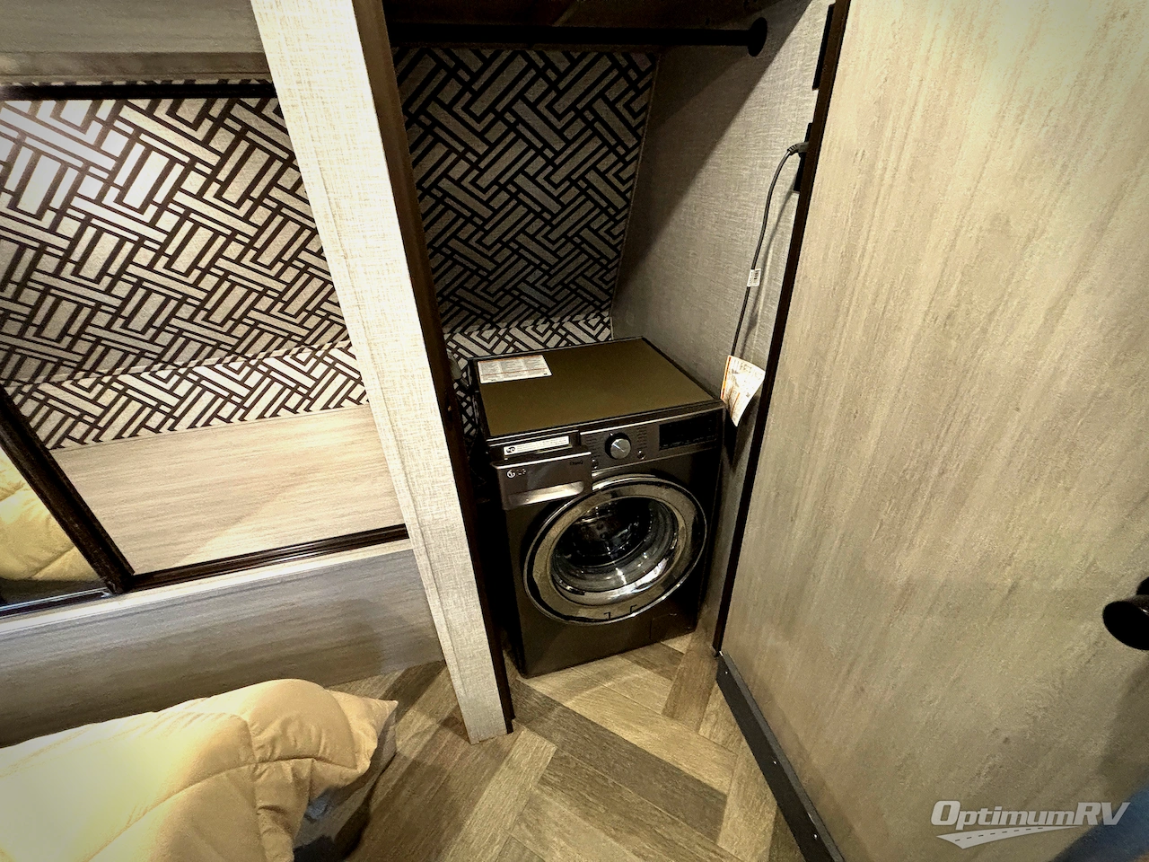 2024 CrossRoads Zinger ZR390DB Photo 16