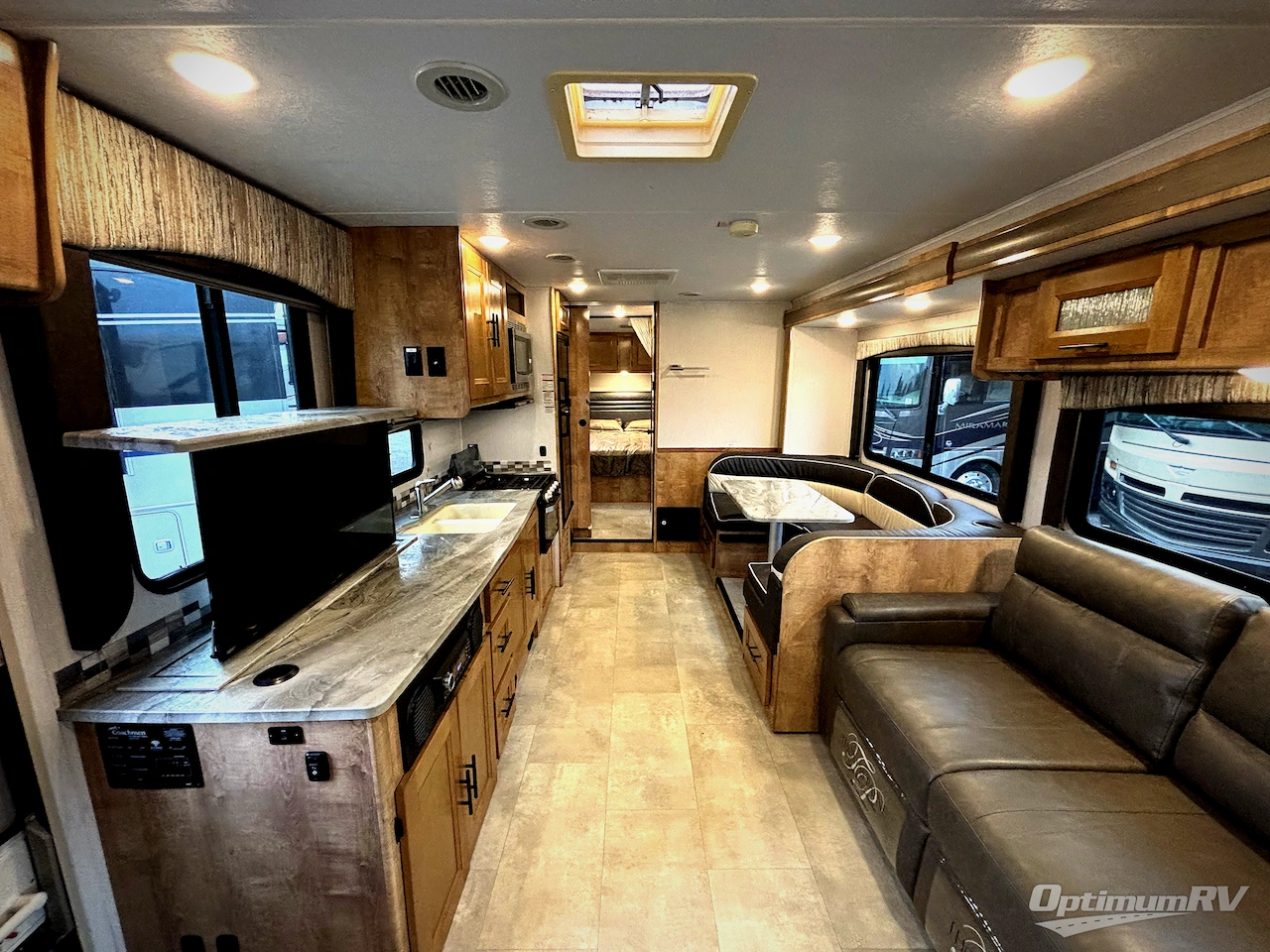 2022 Coachmen Leprechaun Premier 319MB Ford 450 Photo 4