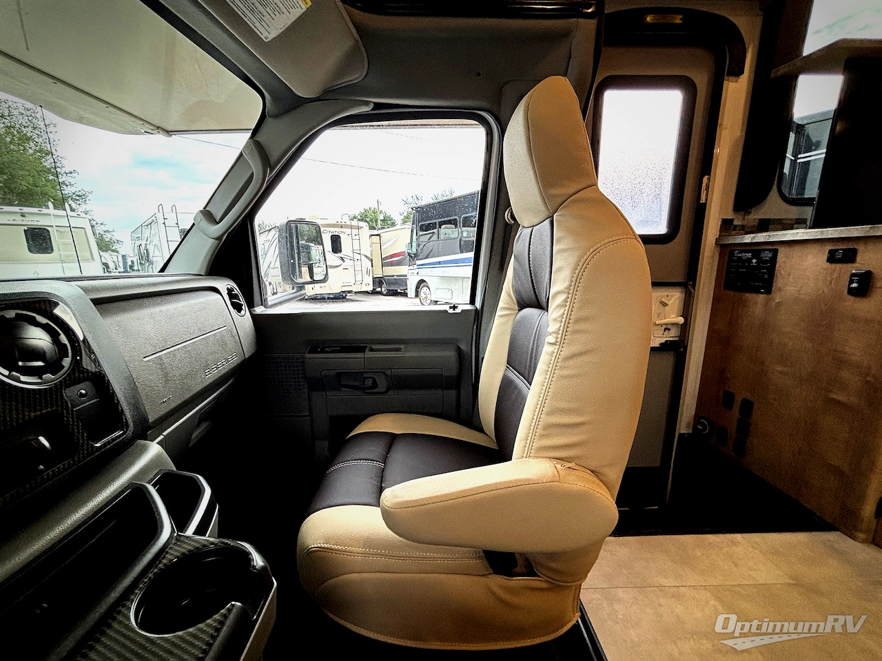 2022 Coachmen Leprechaun Premier 319MB Ford 450 Photo 8