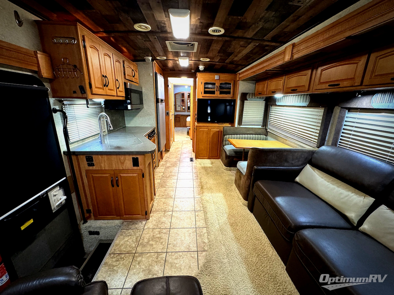 2008 Winnebago Adventurer 37B Photo 3