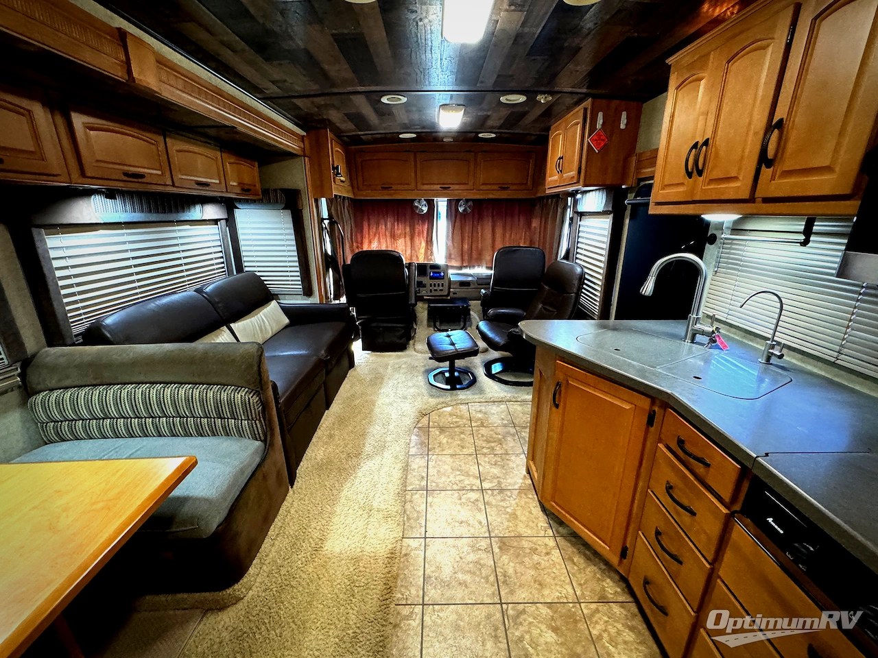 2008 Winnebago Adventurer 37B Photo 4