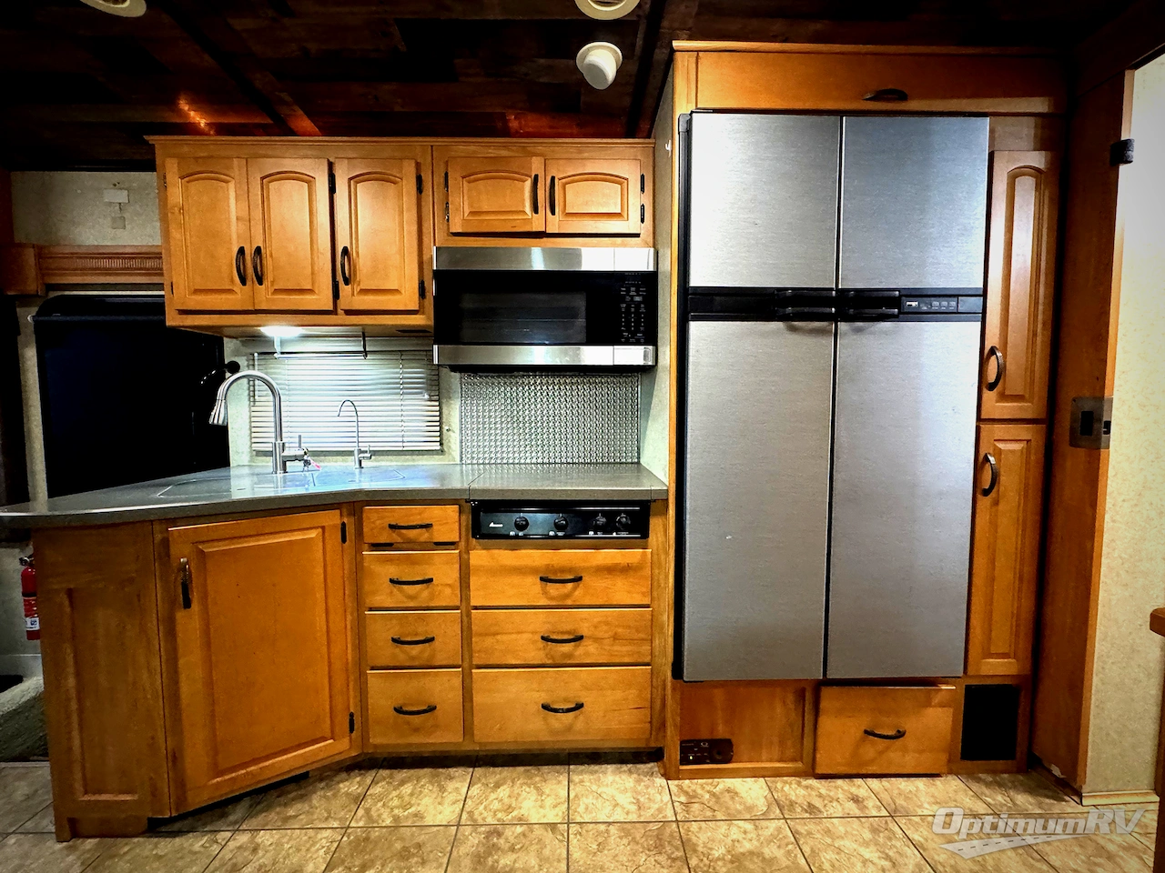 2008 Winnebago Adventurer 37B Photo 5