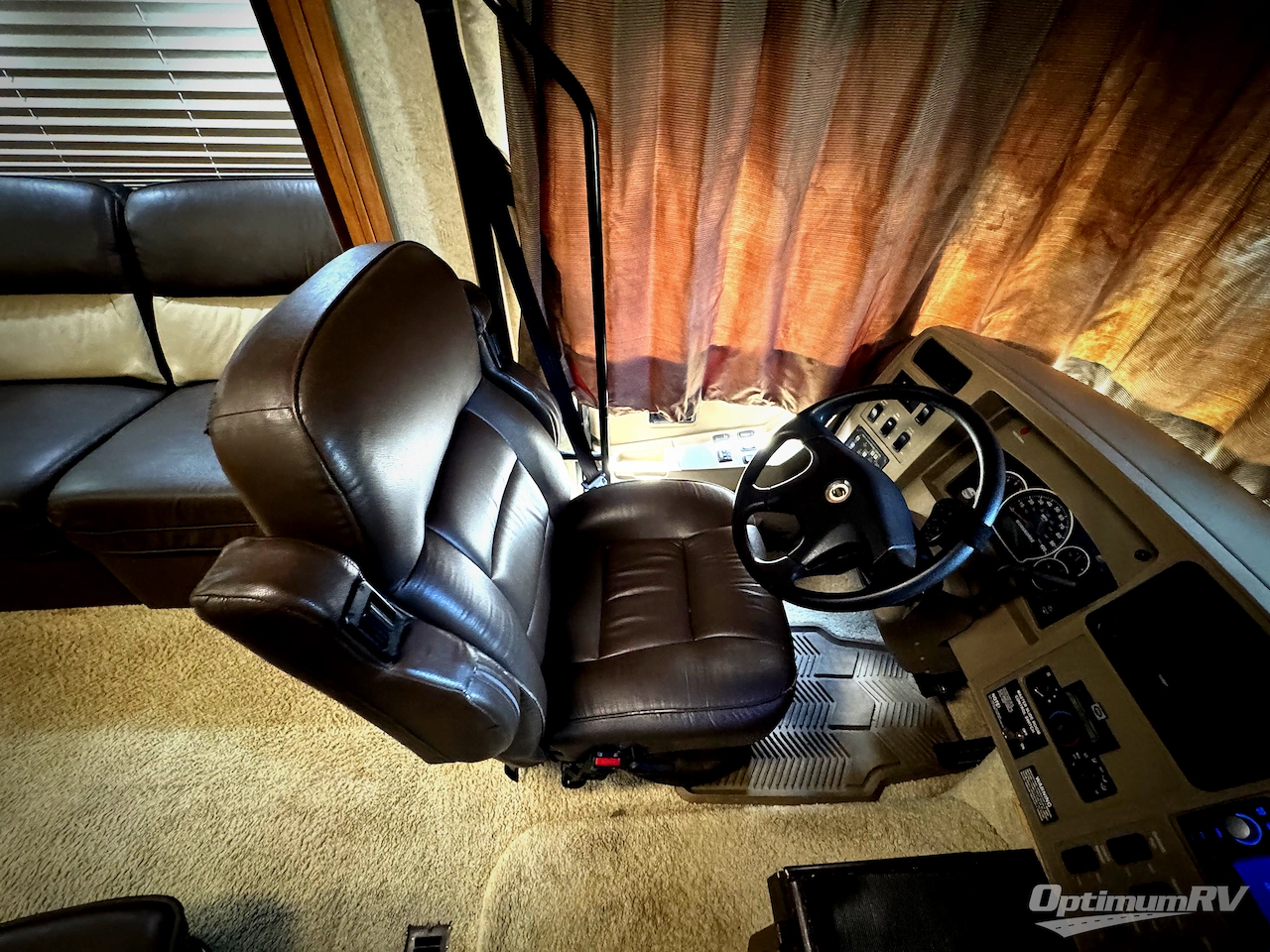 2008 Winnebago Adventurer 37B Photo 6
