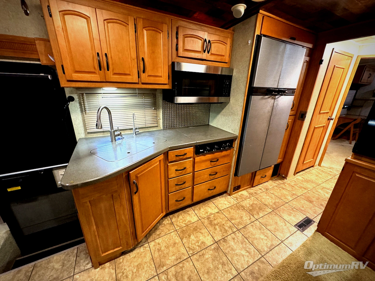 2008 Winnebago Adventurer 37B Photo 10
