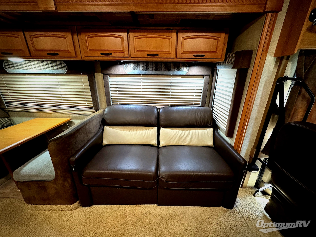 2008 Winnebago Adventurer 37B Photo 11